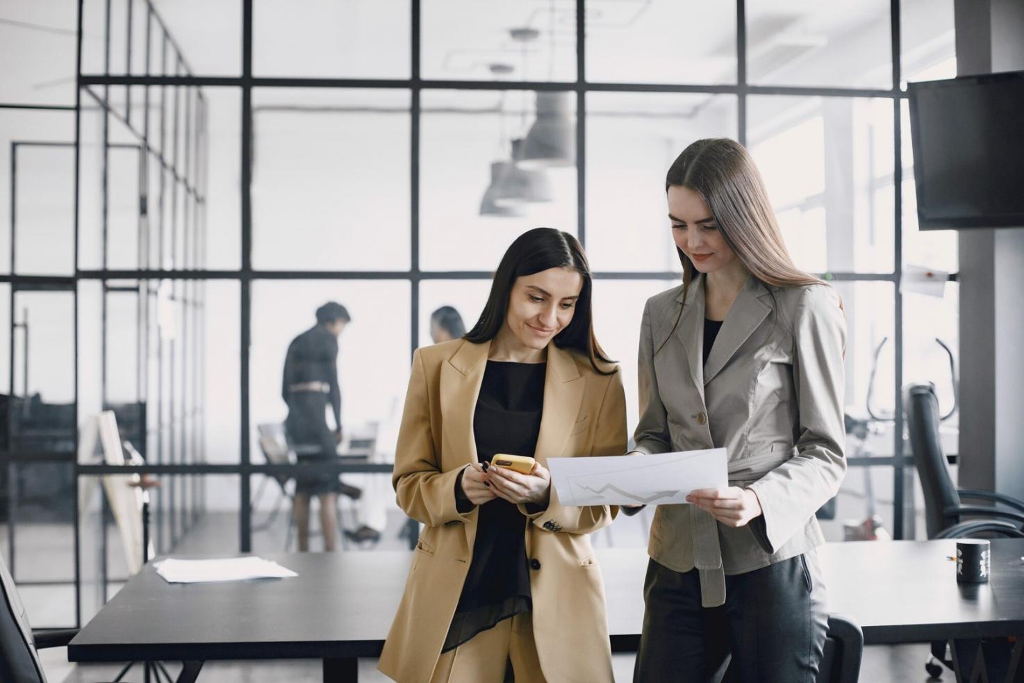 Profesional trabajando en planificación presupuestaria