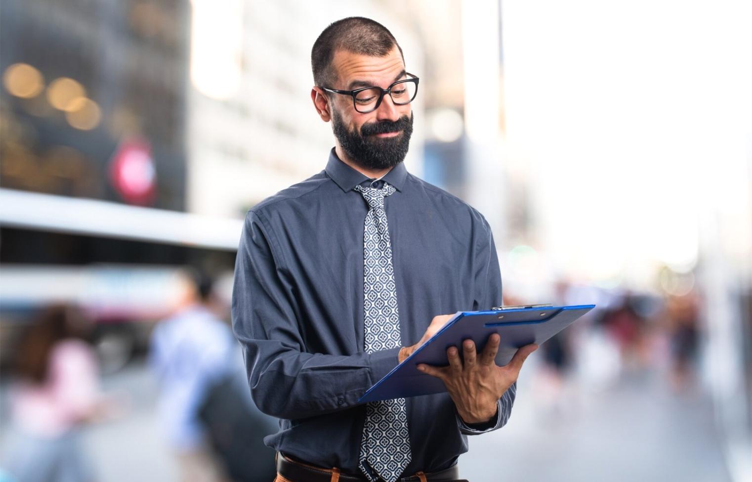 Profesional analizando diferentes opciones de formación financiera en su escritorio